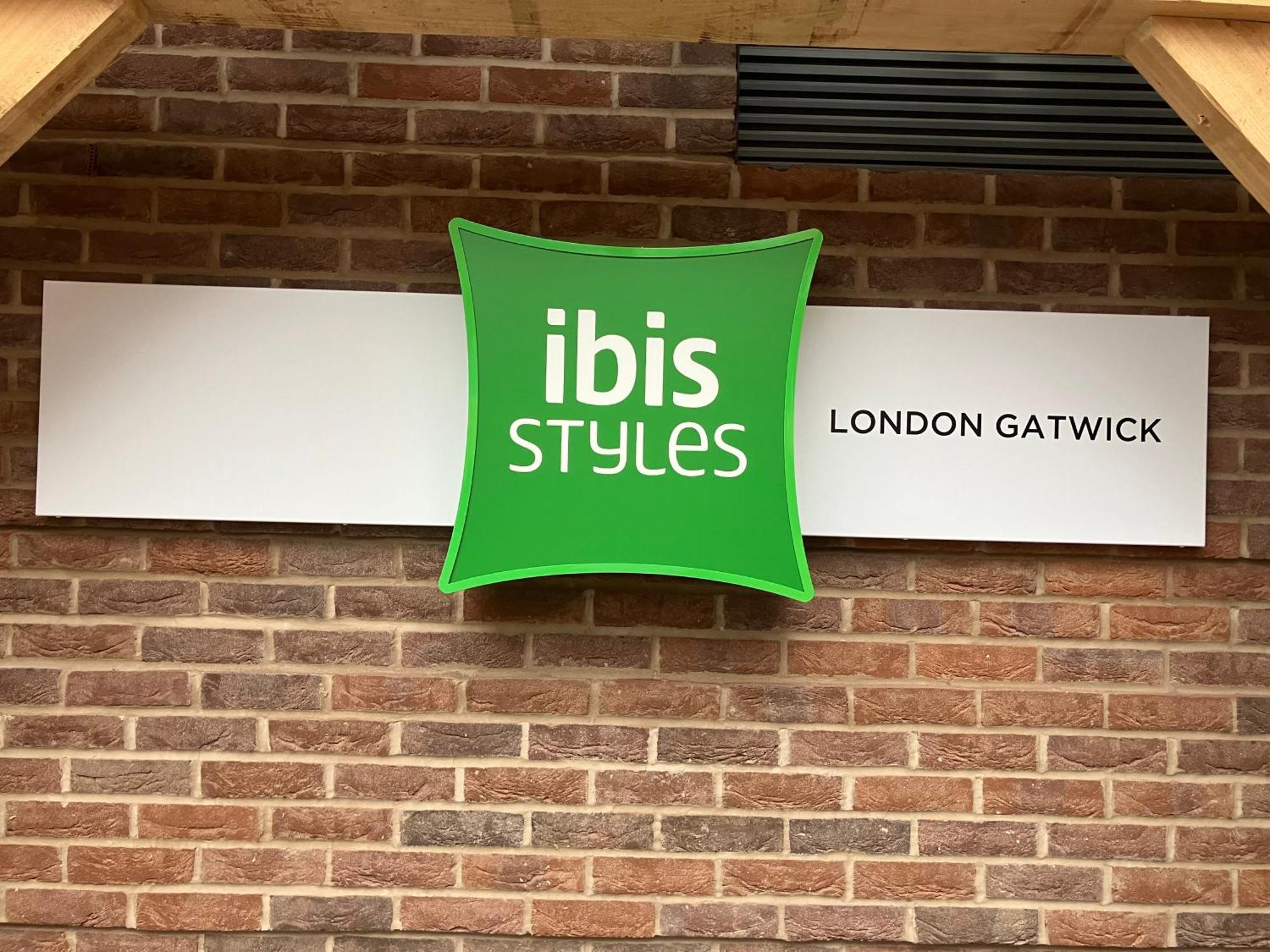 Ibis Styles London Gatwick Airport Hotel Crawley  Ngoại thất bức ảnh