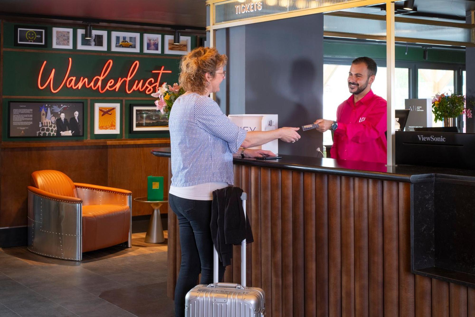 Ibis Styles London Gatwick Airport Hotel Crawley  Ngoại thất bức ảnh