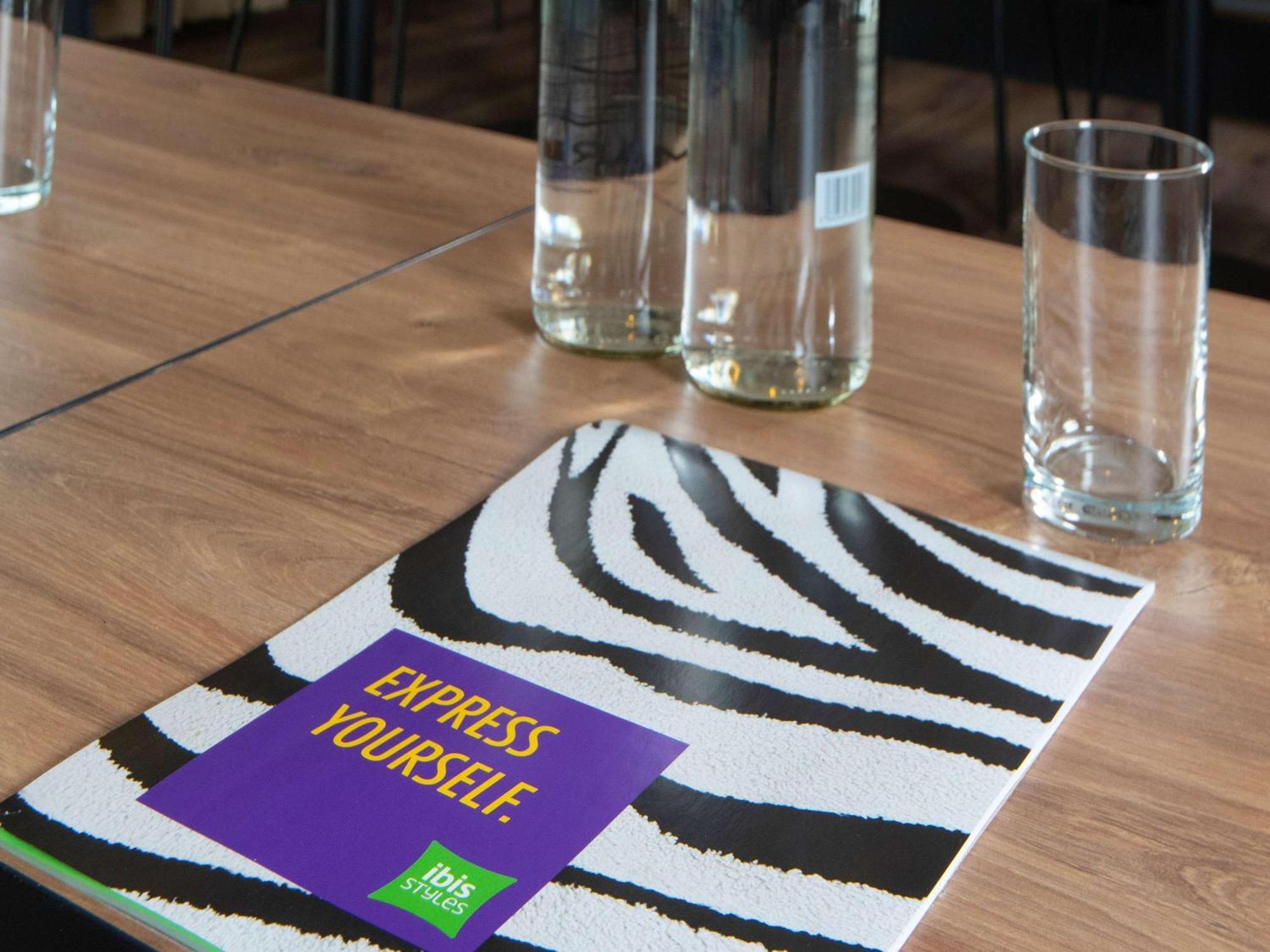 Ibis Styles London Gatwick Airport Hotel Crawley  Ngoại thất bức ảnh
