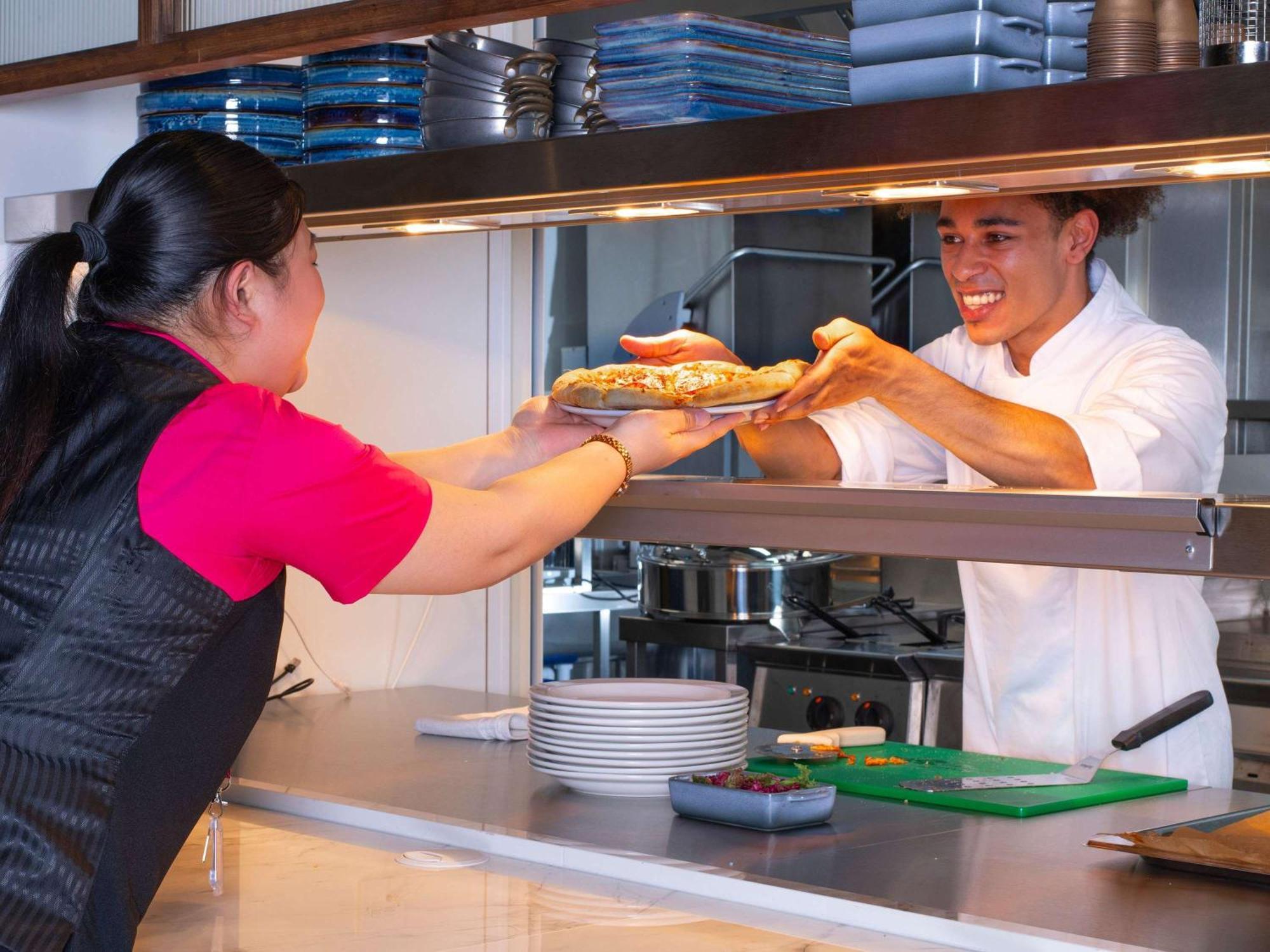 Ibis Styles London Gatwick Airport Hotel Crawley  Ngoại thất bức ảnh