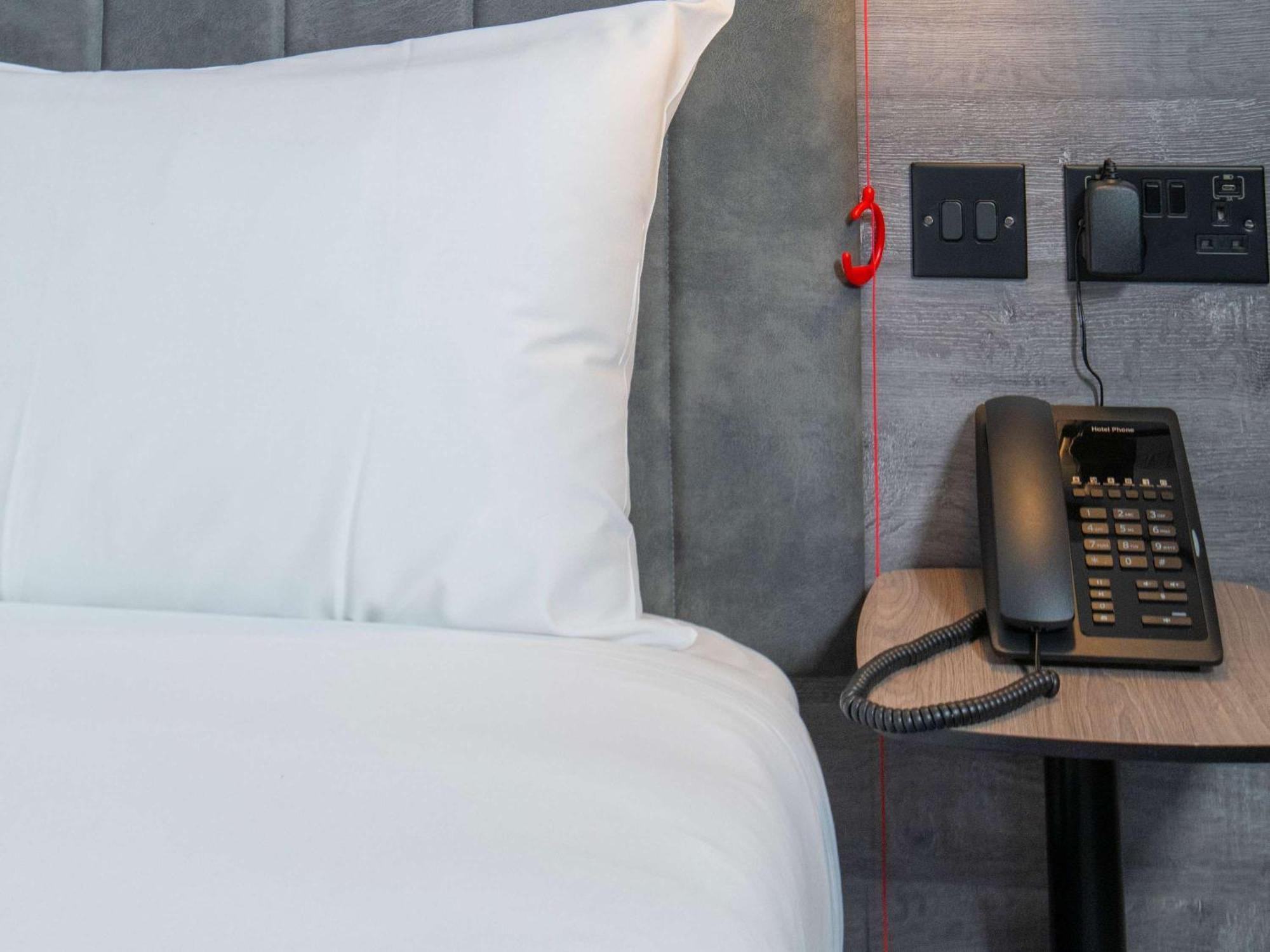 Ibis Styles London Gatwick Airport Hotel Crawley  Ngoại thất bức ảnh