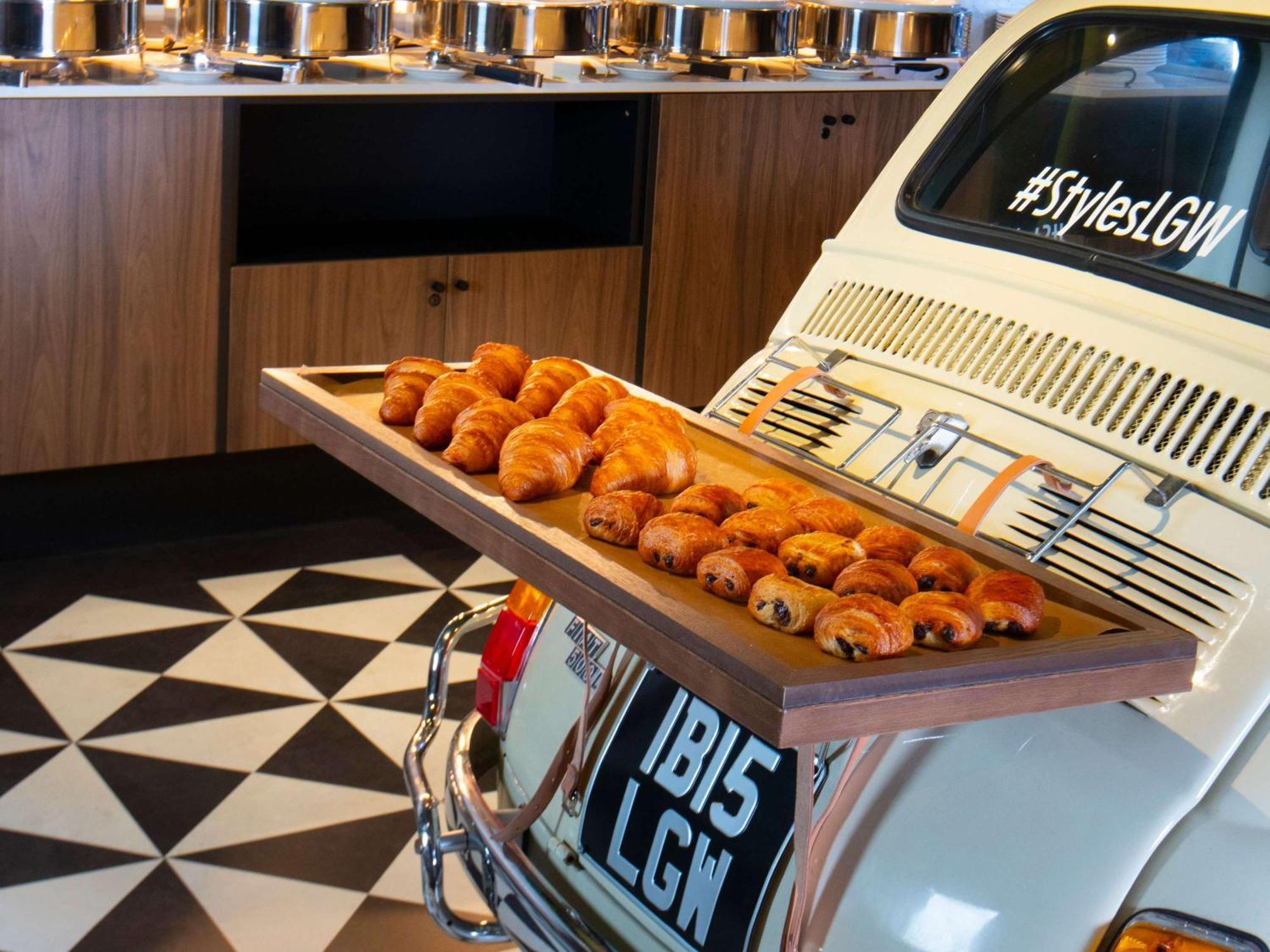 Ibis Styles London Gatwick Airport Hotel Crawley  Ngoại thất bức ảnh