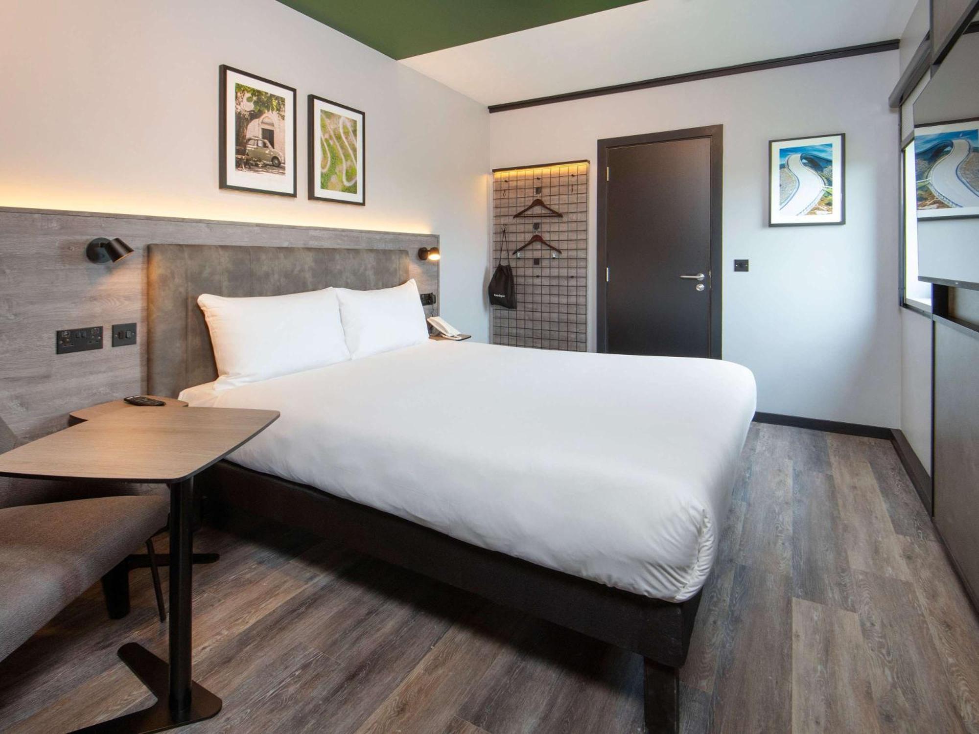 Ibis Styles London Gatwick Airport Hotel Crawley  Ngoại thất bức ảnh