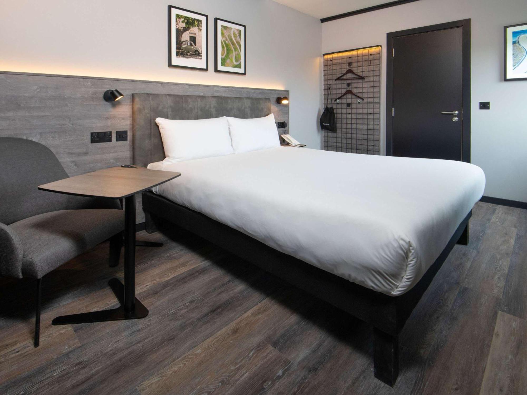 Ibis Styles London Gatwick Airport Hotel Crawley  Ngoại thất bức ảnh