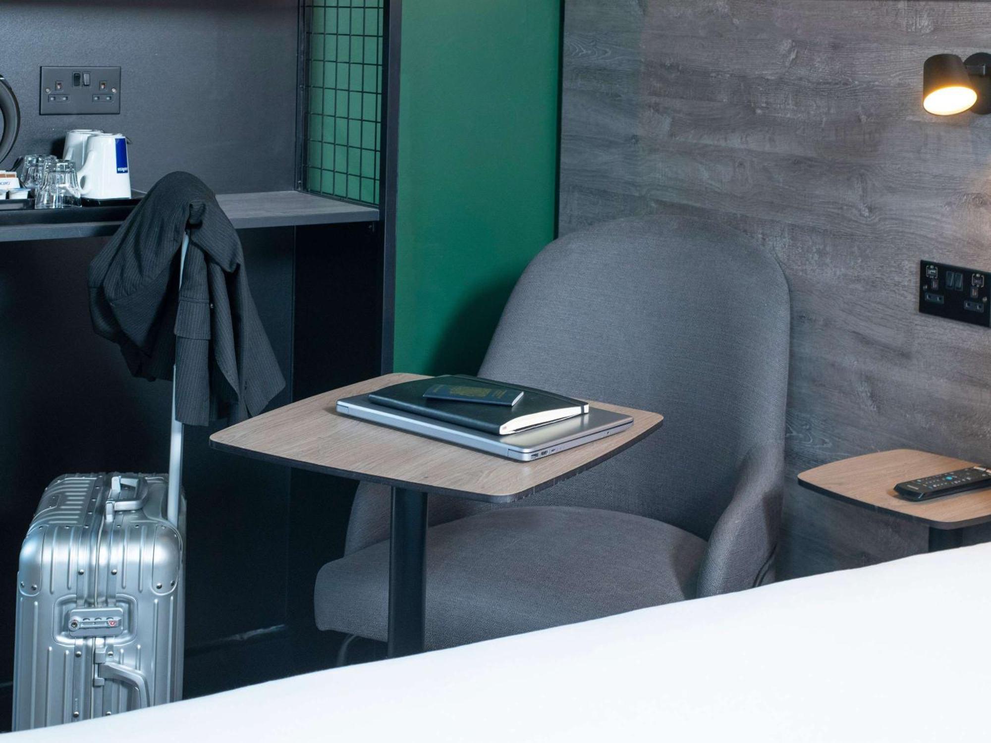Ibis Styles London Gatwick Airport Hotel Crawley  Ngoại thất bức ảnh