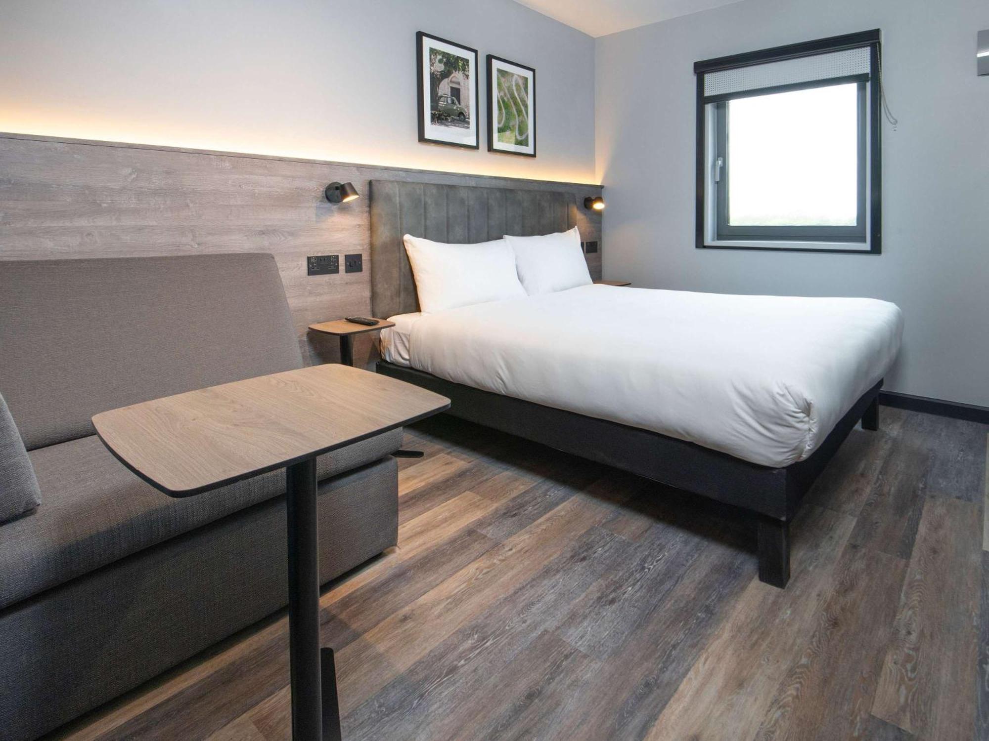 Ibis Styles London Gatwick Airport Hotel Crawley  Ngoại thất bức ảnh