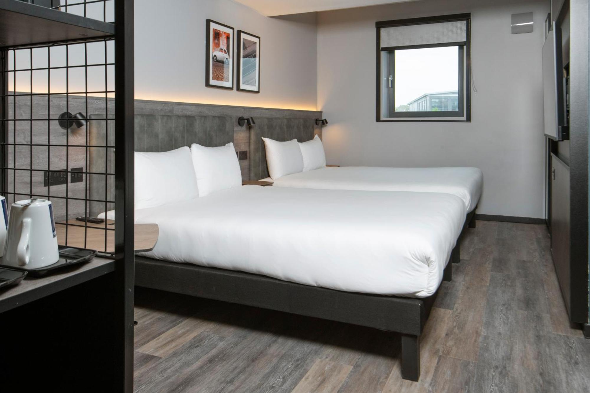 Ibis Styles London Gatwick Airport Hotel Crawley  Ngoại thất bức ảnh