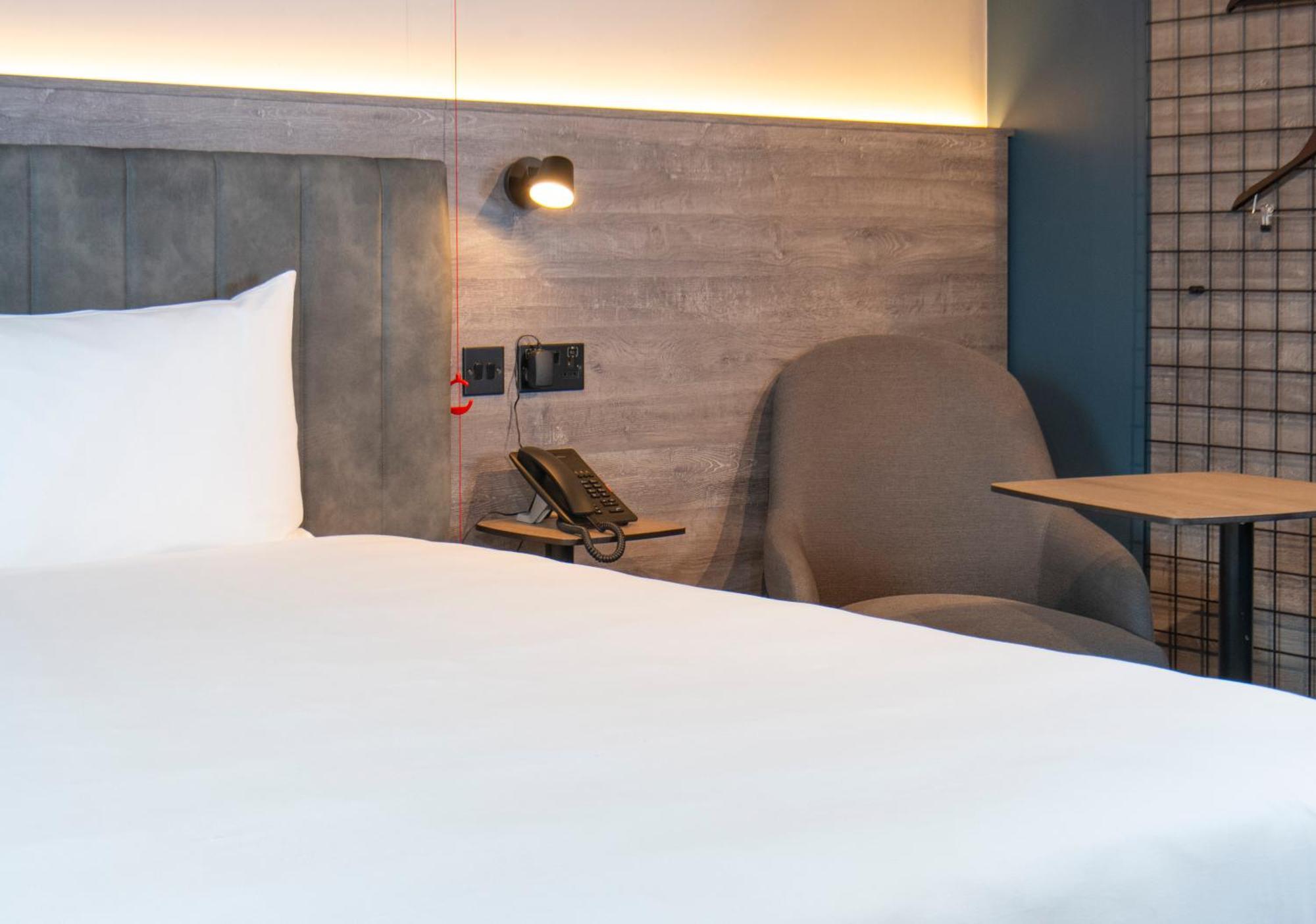 Ibis Styles London Gatwick Airport Hotel Crawley  Ngoại thất bức ảnh