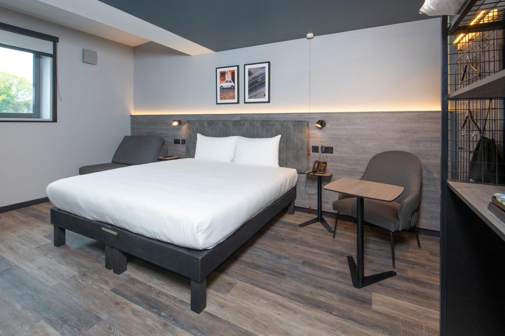 Ibis Styles London Gatwick Airport Hotel Crawley  Ngoại thất bức ảnh